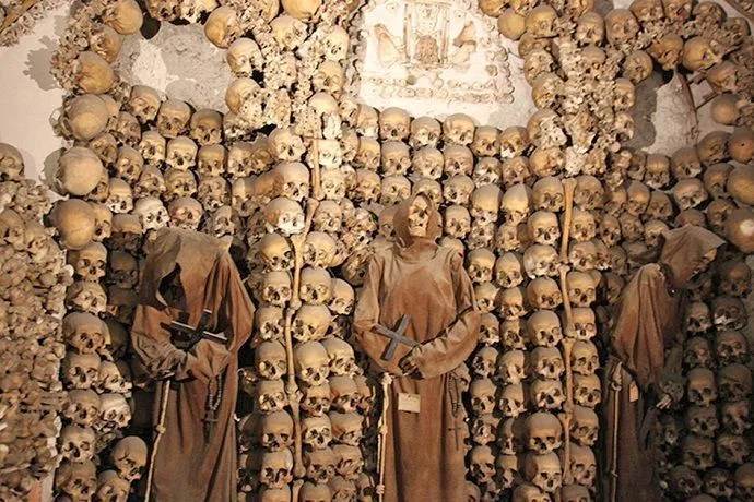 Calaveras en las catacumbas de Roma