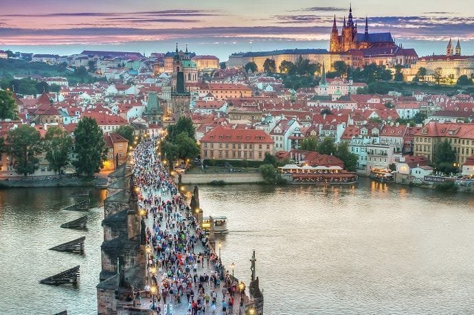Visitar Praga.