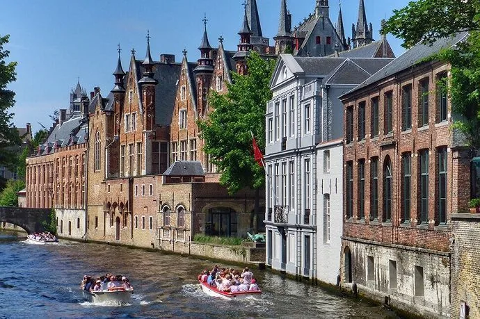Viajar a Brujas en tren, autobús o excursión con guía turístico.
