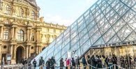 Entrada al Museo del Louvre de París