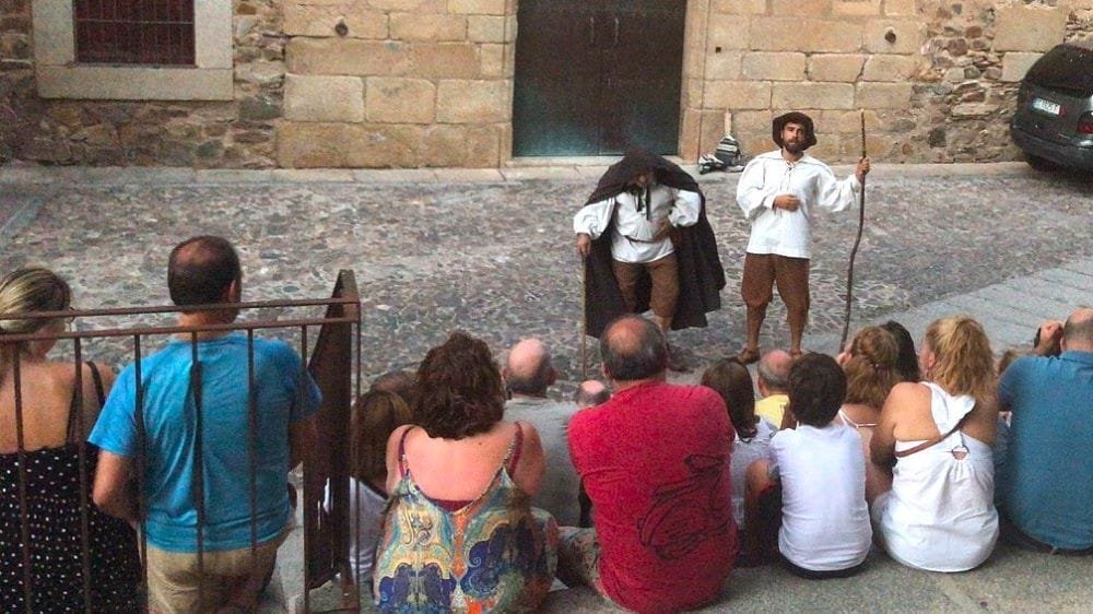 Representación del tour teatralizado por Cáceres.