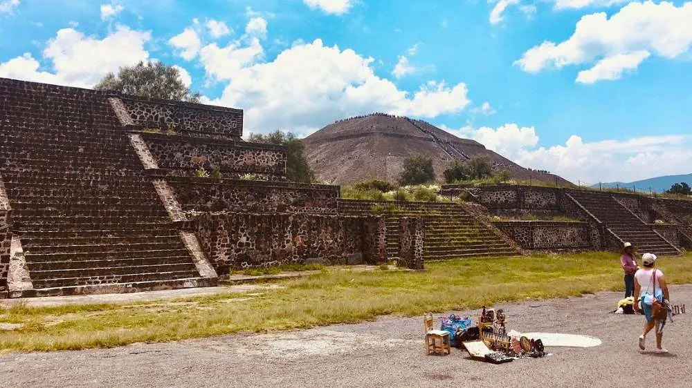 Turistas visitando Teotihuacan.