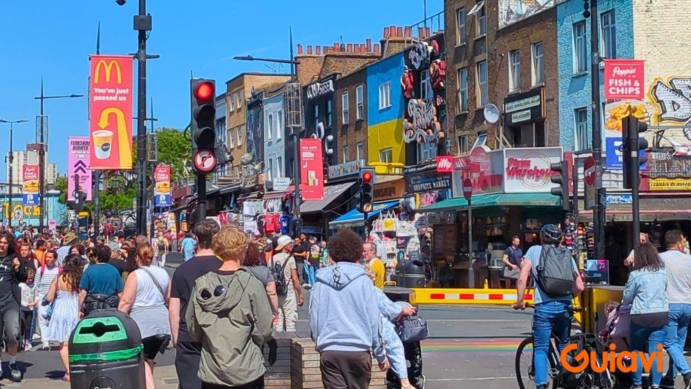 Turistas paseando por Camden Town
