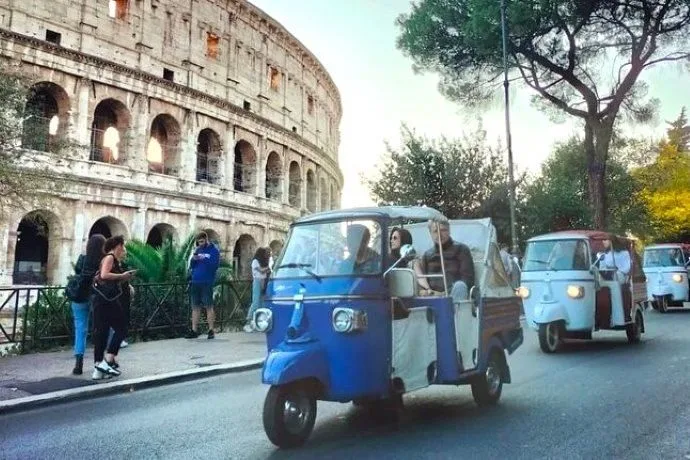 Tuk tuk circulando por Roma