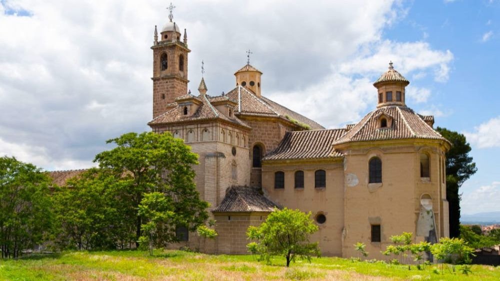 Monasterio de la Cartuja de Granada con cielo nublado