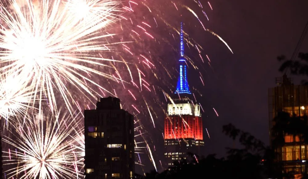 Fuegos artificiales en el Empire State el 4 de julio.