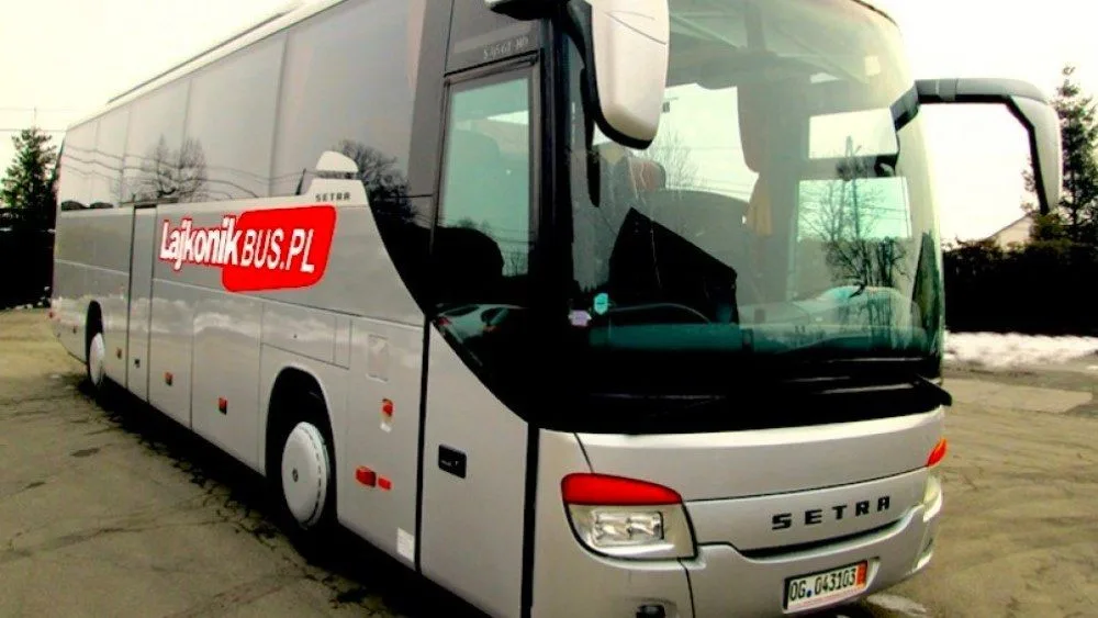 Autobús entre Cracovia y Auschwitz