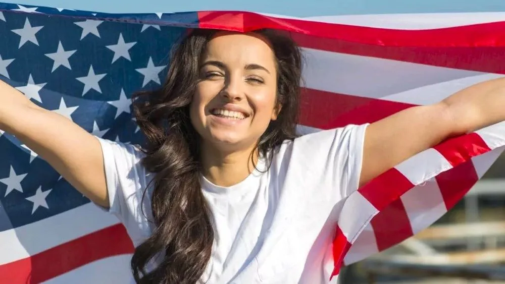 Mujer con bandera de Estados Unidos.