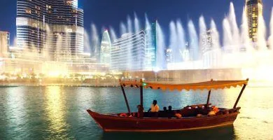Paseo en barco por el espectáculo de la Fuente de Dubái.
