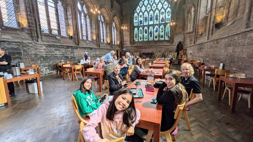 Te inglés en el claustro de la catedral de Chester